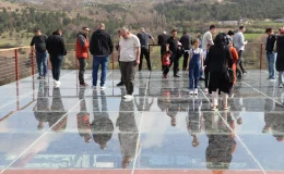 Karabük’ün Eskipazar ilçesindeki Hadrianopolis Antik Kenti’nde Roma hamamının üzerine yapılan cam teras ziyaretçilere eşsiz seyir keyfi sunuyor