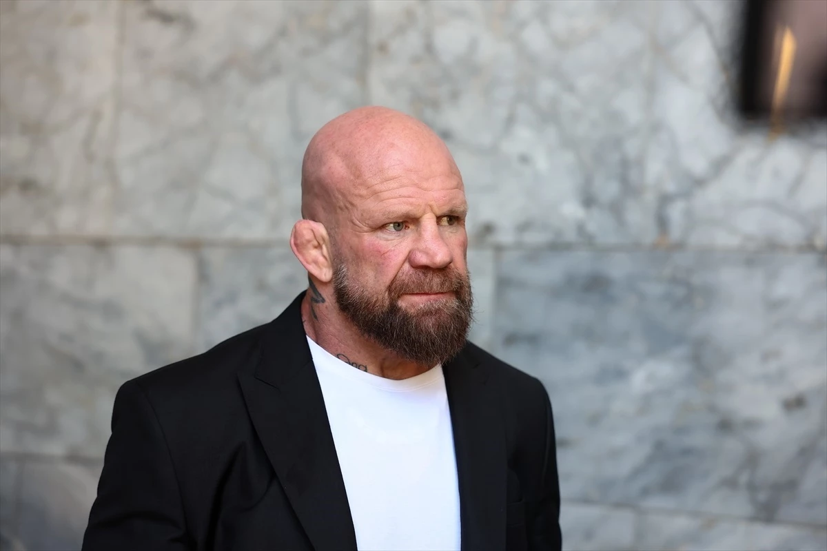 Dünyaca Ünlü Sporcu Jeff Monson, Türkiye’de Müslüman Olduktan Sonra İlk Cuma Namazını Kıldı