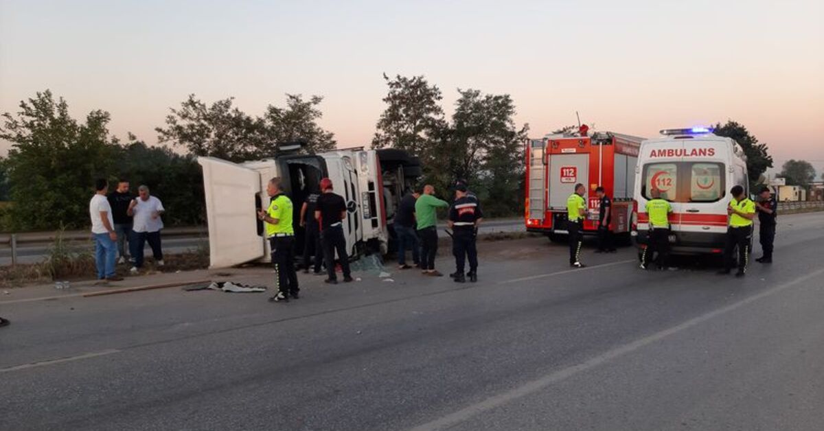 Sakarya’da kamyon devrildi: 2 yaralı