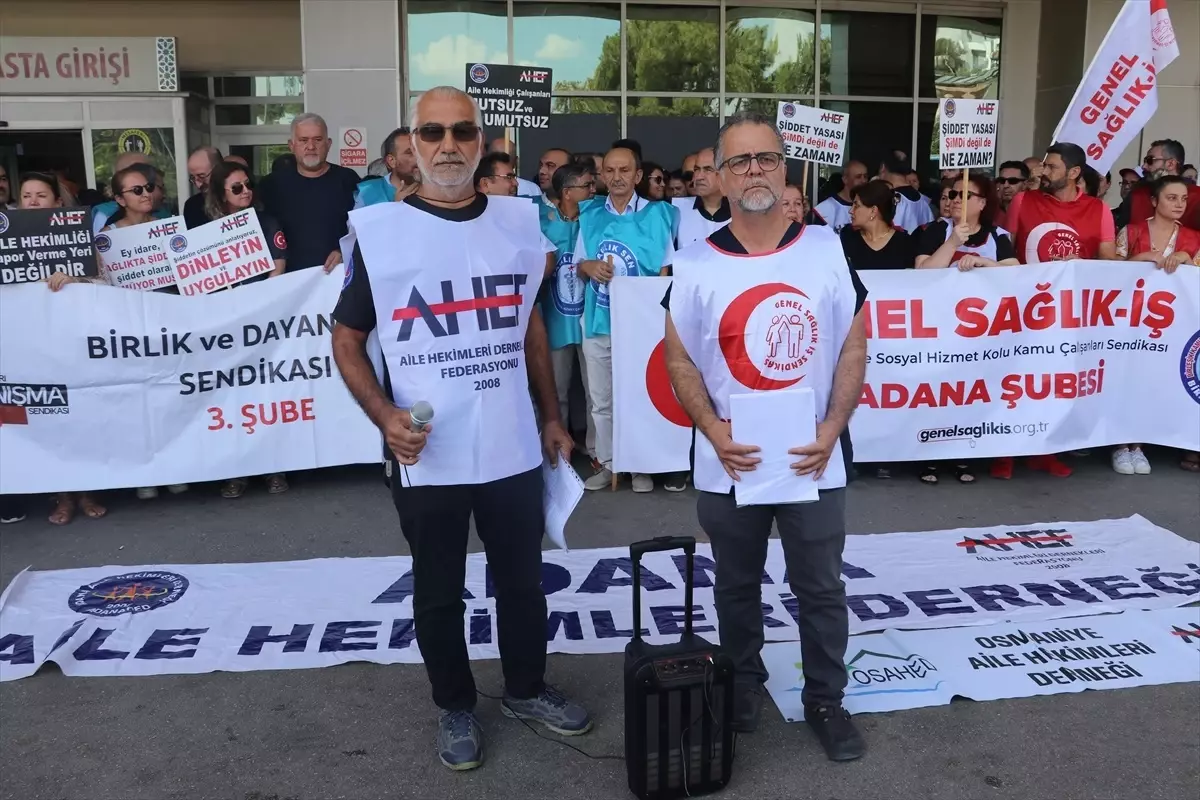 Adana’da Sağlıkçılar Şiddeti Protesto Etti