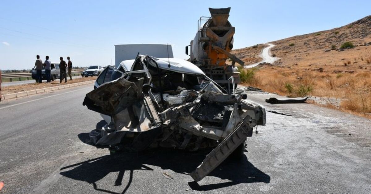 Hatay’da beton mikseri otomobile çarpıp sürükledi: 2 ölü